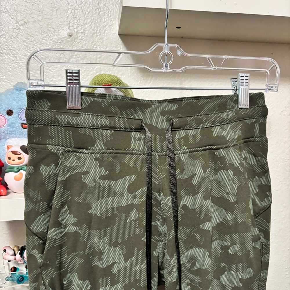 Lululemon Ready to Rulu Jogger 29"
Heritage Camo Dark Olive Green Twill Size 4 - Picture 4 of 10